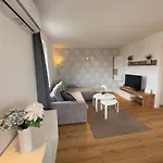 Elite Vista-with Parking Apartment *