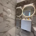 Elite Vista-with Parking Apartment *